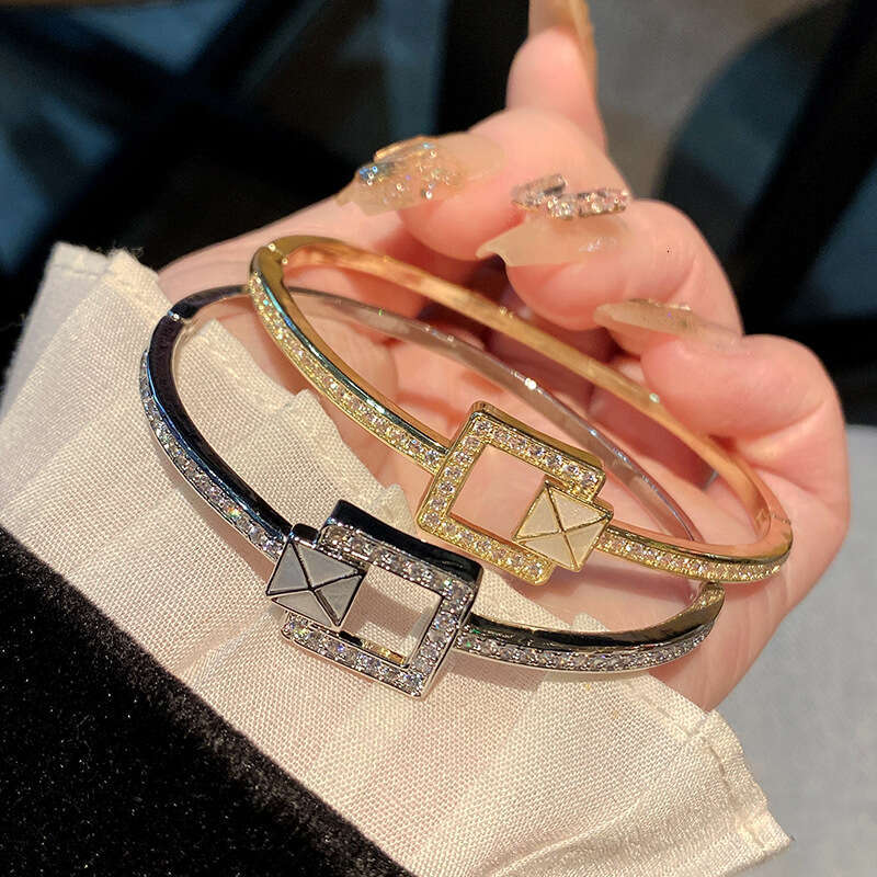 New Women's Twist Knot Small Flower with Dia Niche High-end Elegant Bracelet Jewelry with gift box