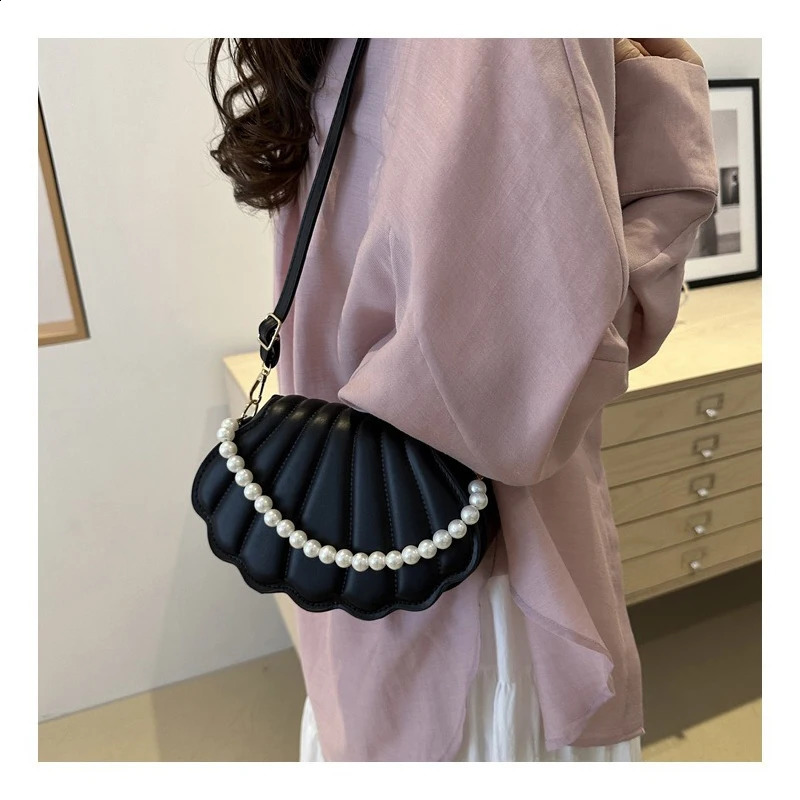 Koreanstyle Chic Singleshoulder Bag Niche Trend Shell Fashionable and Simple Crossbody Summer for Women 250528