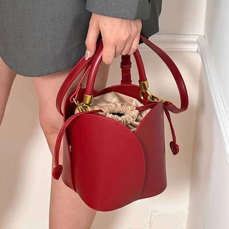 Avant-garde trendy ladies are fashionable and exquisite, high-value, textured, trendy, petal-red, hand-worn bucket bags