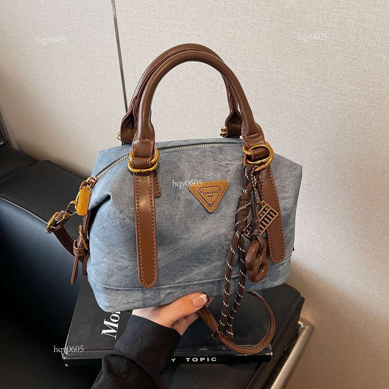 Top quality Brand High Quality New Style Free Delivery Designer Bag Winter Vintage Handbag Women's 2025 Fashion Large Capacity Versatile Casual C