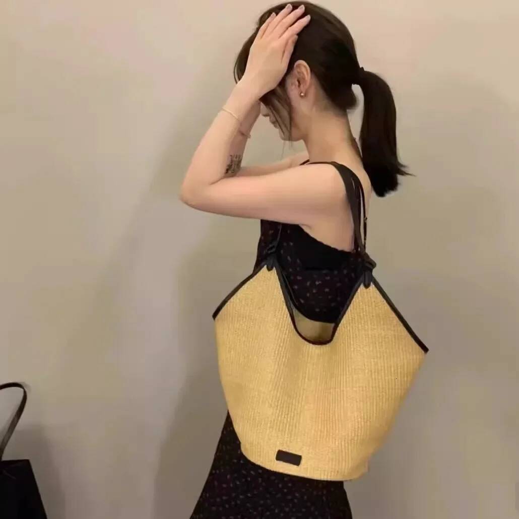 Large Capacity Beach Weave Women's 2024 New Spring Summer Season Niche Design Single Shoulder Commute Straw Tote Bag