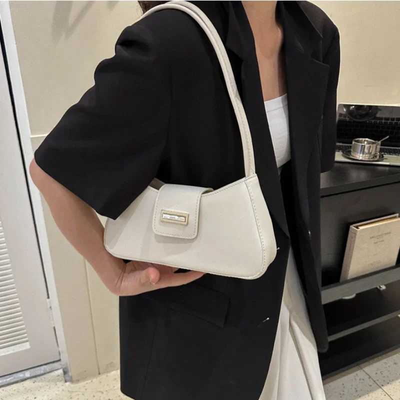 Minimalist Shoder Bag for Wen Simple Solid Color Underarm Bag Wens Buckle Handbag and Purse Fi Small Tophandle Bags D251028