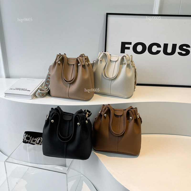 Top quality Brand High Quality New Style Free Delivery Designer Bag Foreign Trade High-End Sense for Women 2025 Autumn Winter Super Popular Single Sho