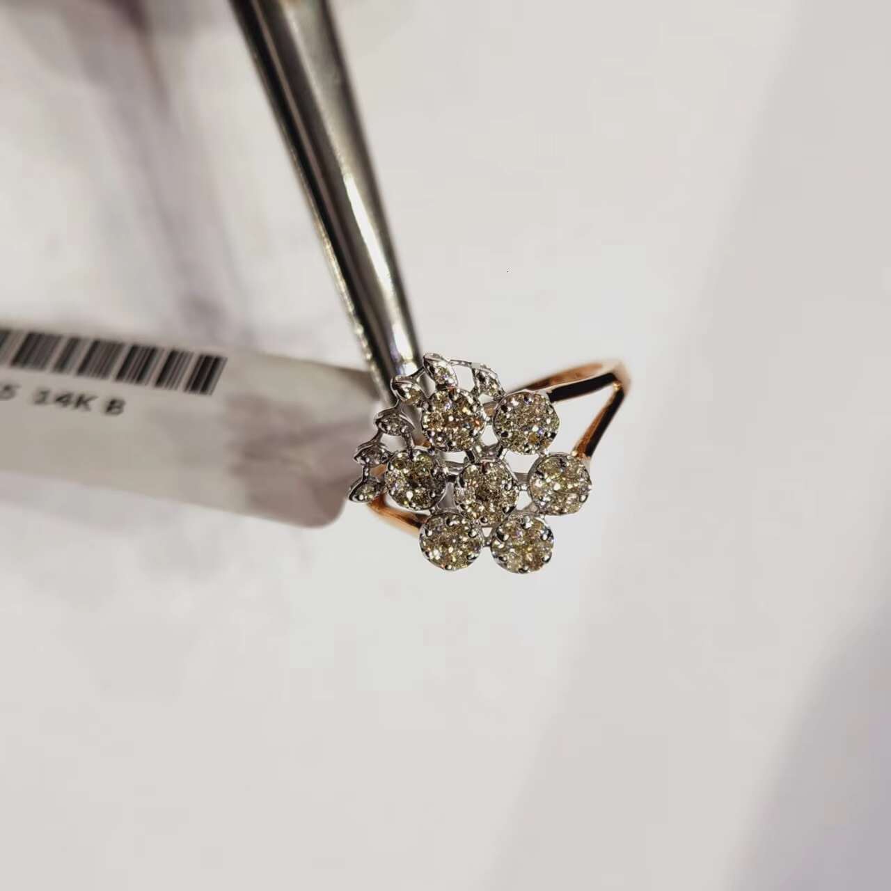 Elegant Ladies Rose Gold Diamond Rings with Stylish Design IGI Certified Diamonds