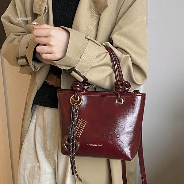 Top quality Brand High Quality New Style Free Delivery Designer Bag Cross-border 2024 Fashion Handheld Bucket Retro Texture Stylish Commuter Crossbody