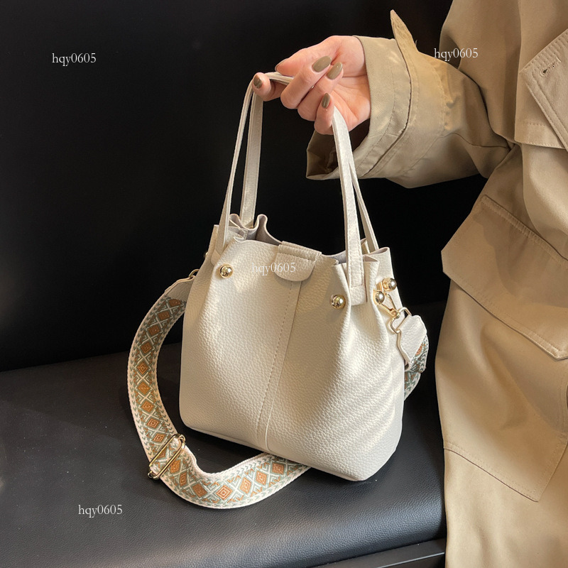 Top quality Brand High Quality New Style Free Delivery Designer Bag Foreign Trade High-End Sense for Women 2025 Autumn Winter Super Popular Single Sho