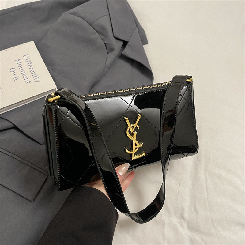 A new, versatile chain small square bag and a single-shoulder crossbody bag for niche and exquisite women 2025s hot