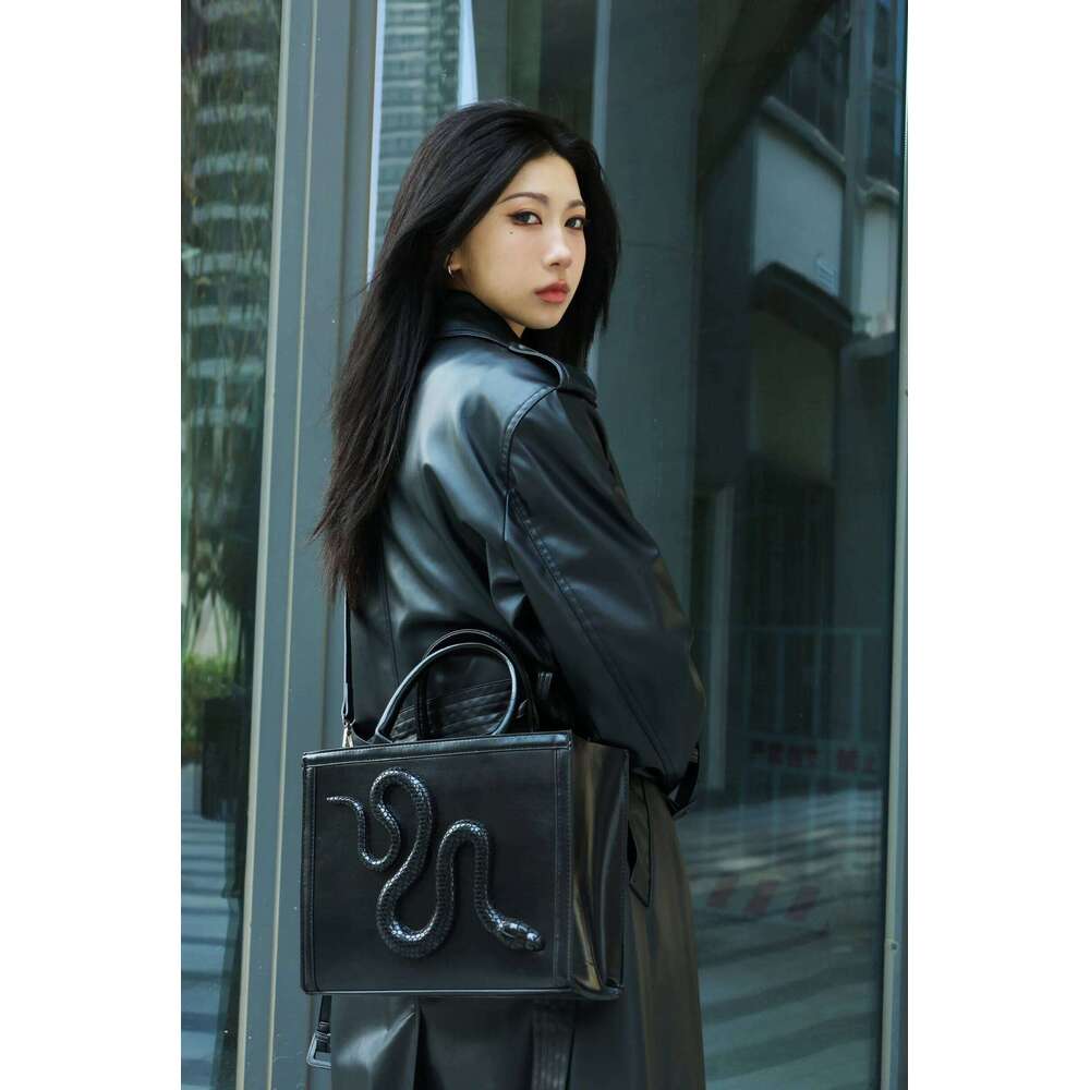 Hot Selling Original Niche Design New High Quality Snake Handbags For Women Fashion Trend Dark Wind Crossbody Bag Bolso Mujer Hot Sale Designer Bags