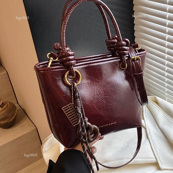 Top quality Brand High Quality New Style Free Delivery Designer Bag Cross-border 2024 Fashion Handheld Bucket Retro Texture Stylish Commuter Crossbody