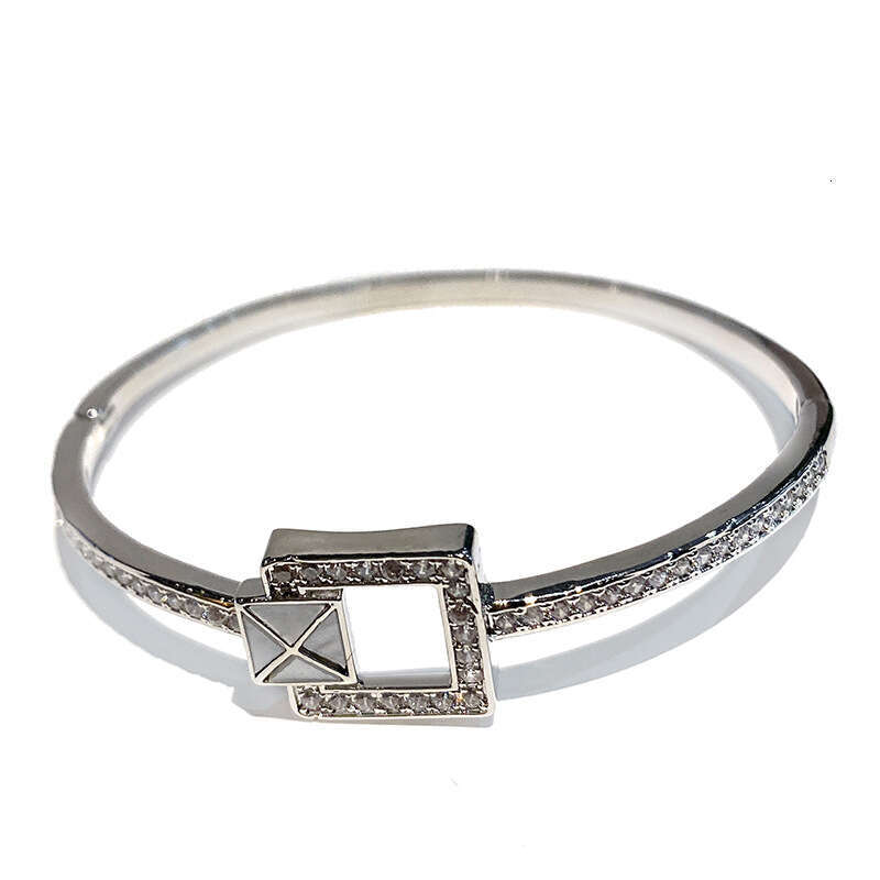 New Women's Twist Knot Small Flower with Dia Niche High-end Elegant Bracelet Jewelry with gift box
