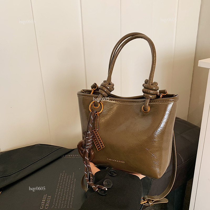 Top quality Brand High Quality New Style Free Delivery Designer Bag Cross-border 2024 Fashion Handheld Bucket Retro Texture Stylish Commuter Crossbody