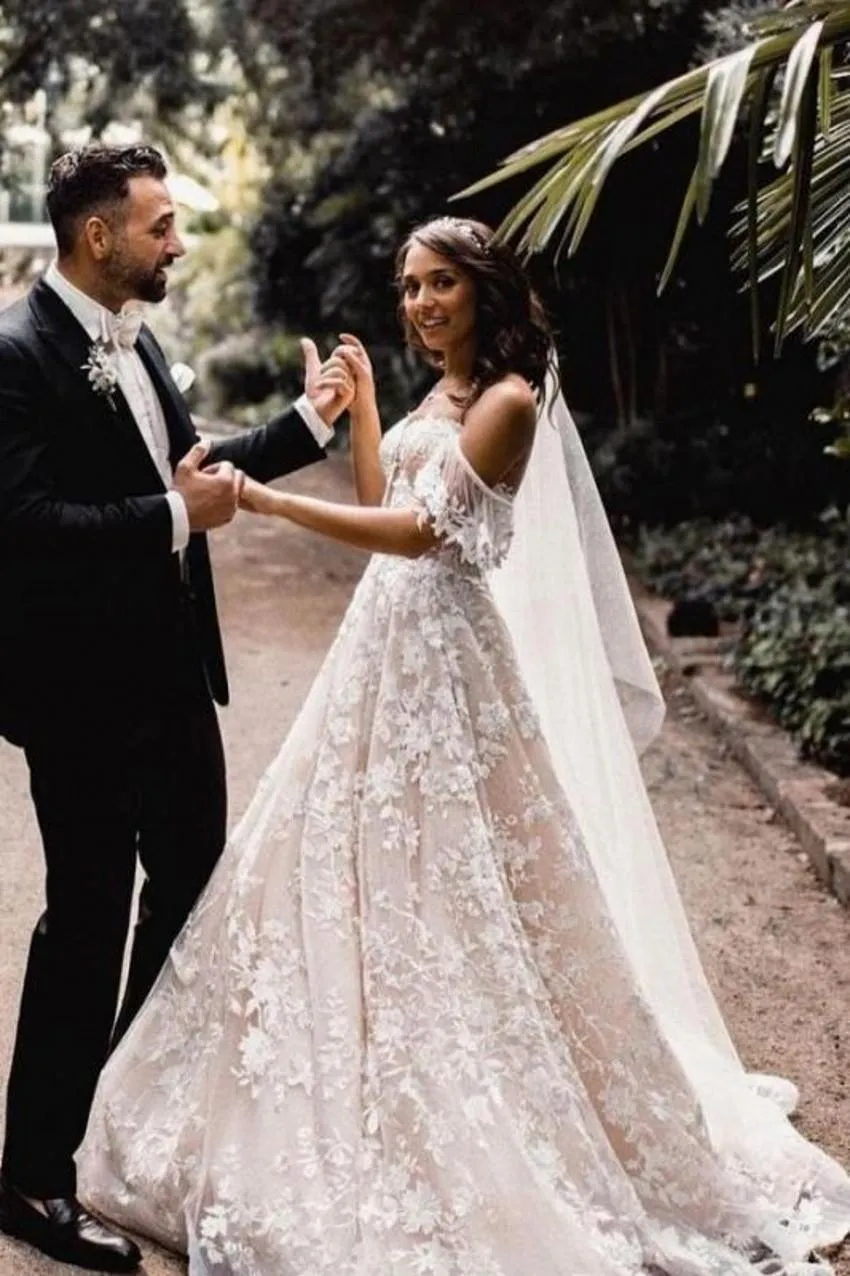 Bohemian Lace A-Line Wedding Dresses Off Shoulder Long Bridal Gown Backless Boho Garden Bridal Gown Sleeveless Court Train Vestido De Novia