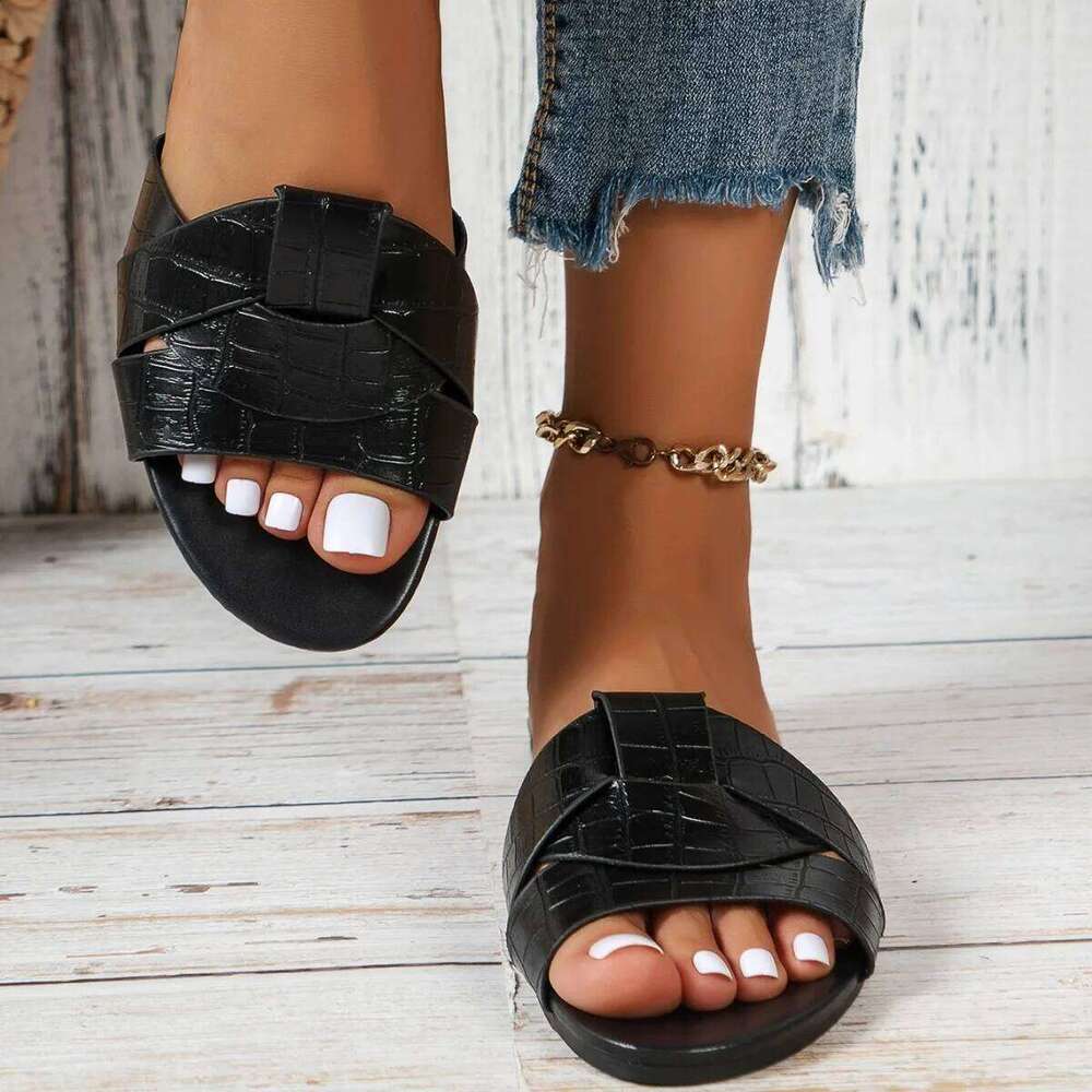 Flat Slippers Casual Shoes Woman 2024 Trend Summer Elegant Dresses Sandals Beach Designer House Round Toe Brand Bathroom