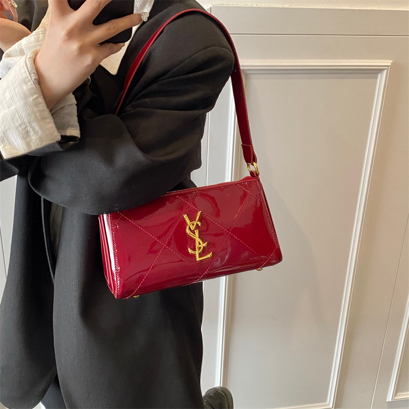 A new, versatile chain small square bag and a single-shoulder crossbody bag for niche and exquisite women 2025s hot