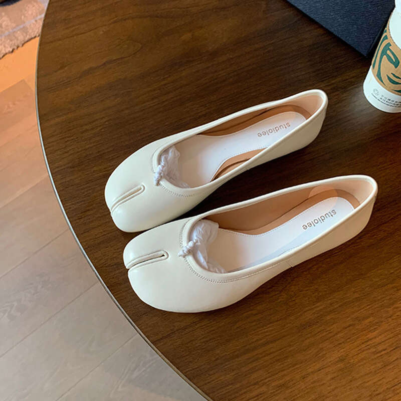 Grape Mom Cute Split-Toe Pig Hoof Soft Leather Shallow Mouth Flat Slip-On Casual Comfortable Lazy Single Shoes for Women