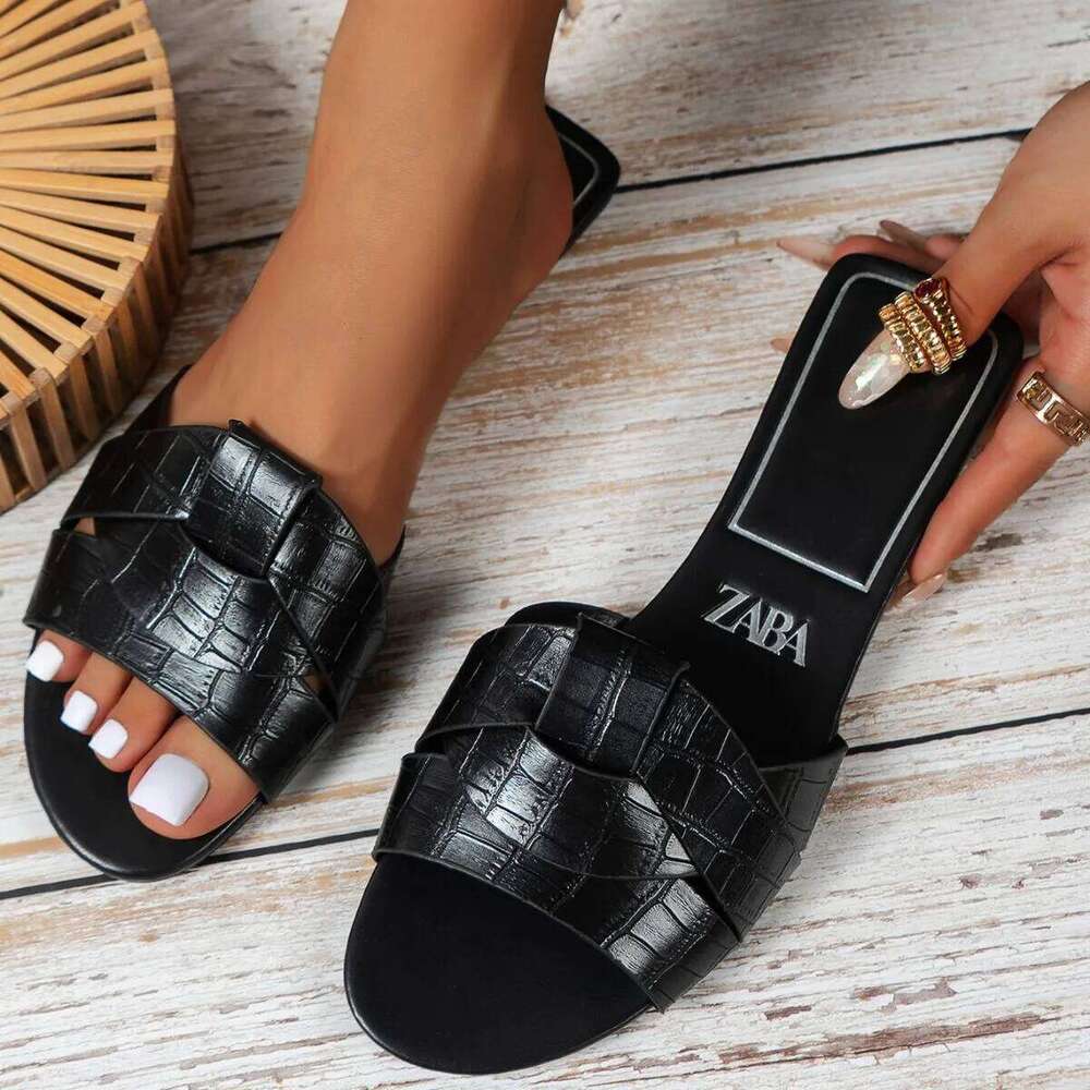 Flat Slippers Casual Shoes Woman 2024 Trend Summer Elegant Dresses Sandals Beach Designer House Round Toe Brand Bathroom