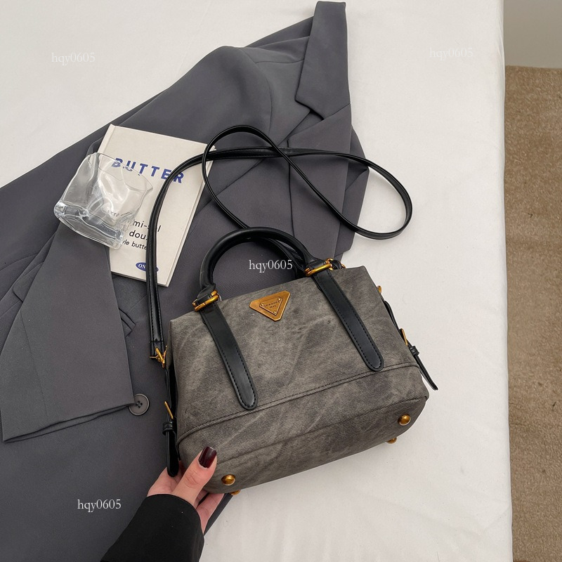 Top quality Brand High Quality New Style Free Delivery Designer Bag Winter Vintage Handbag Women's 2025 Fashion Large Capacity Versatile Casual C