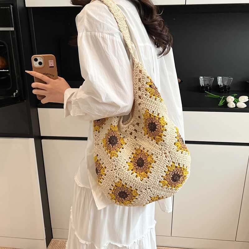 New Fashion Woven Bag High Beauty Color Contrasting Hollow Out Tote Bag Premium Resort Beach Womens Bag