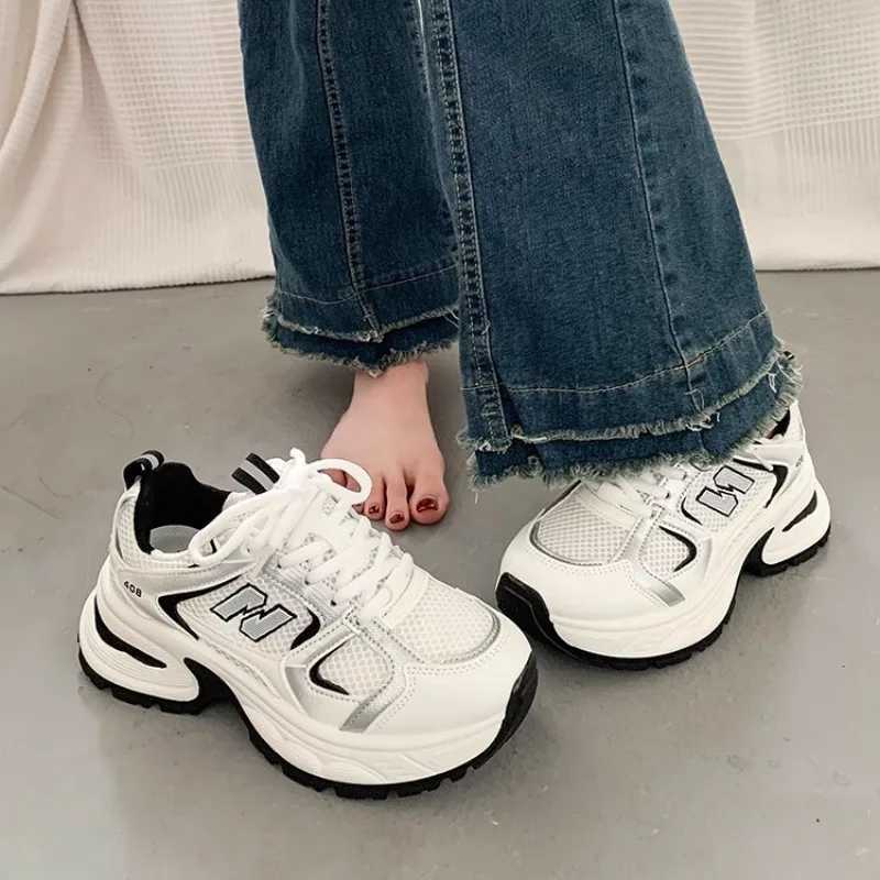 2024 New Spring Womens Sneakers Luxury Designer Fashion Casual Sneakers White Breathable Tennis Shoes Low Top Vulcanized Shoes XJ250529