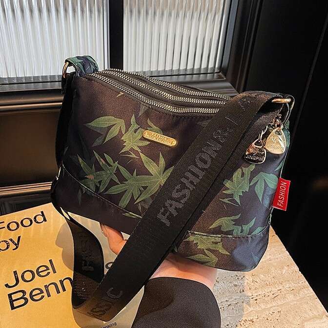 Winter New Korean Style Silk Mom Middle-Aged Shoulder Fashionable Multi-Layer Elegant Canvas For Women Crossbody Bag B5