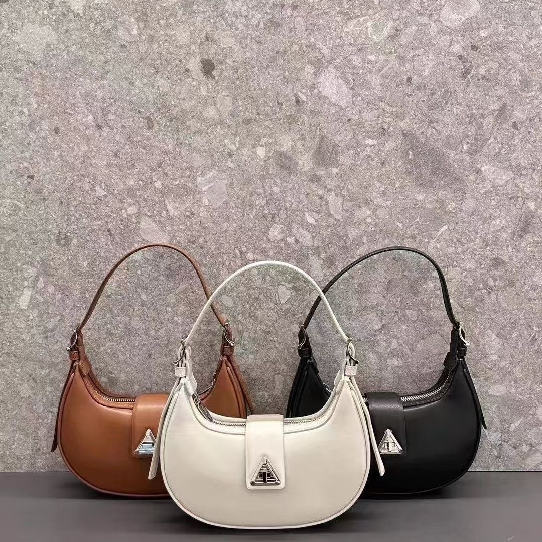 Classic luxury Designer Bag Hot Totes Bags Free Shipping Shoulder Bags New Daily Handbag Fashionable Letter Daily Flap for WomenDesigner Shoulder hand