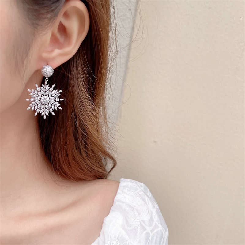 Fengzhonggong Colorful Zircon Elegant Fashionable Temperament Light High-end Christmas Snowflake Earrings
