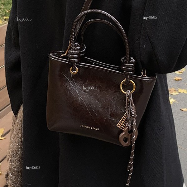 Top quality Brand High Quality New Style Free Delivery Designer Bag Cross-border 2024 Fashion Handheld Bucket Retro Texture Stylish Commuter Crossbody