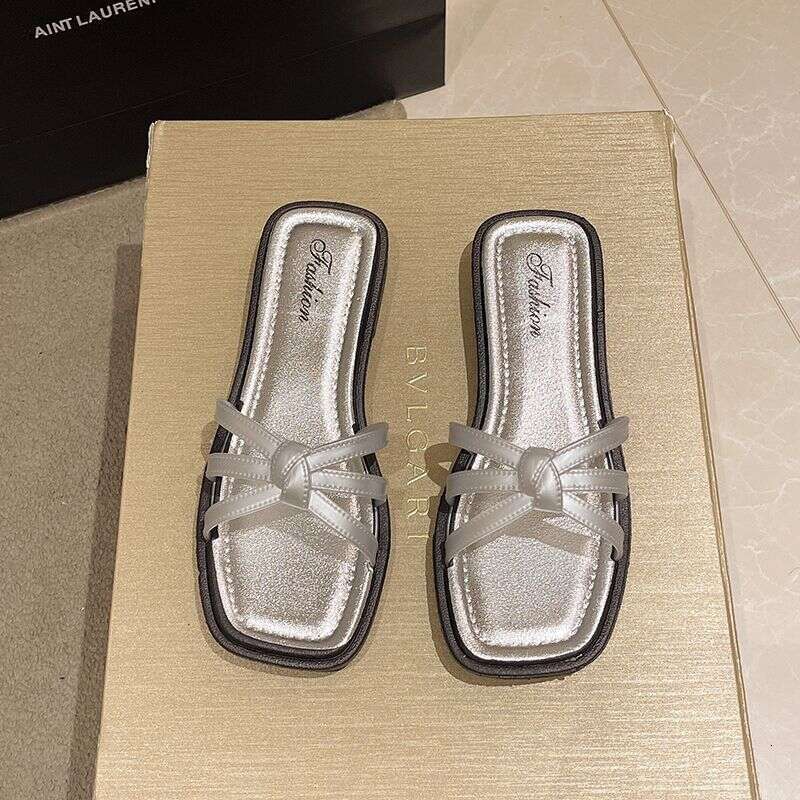 Designer Sandals Low Heeled Sandals Women's Outdoor Cool Slippers 2025 New Summer Fashion Outdoor Luxury Beach Cool Slippers Wholesale