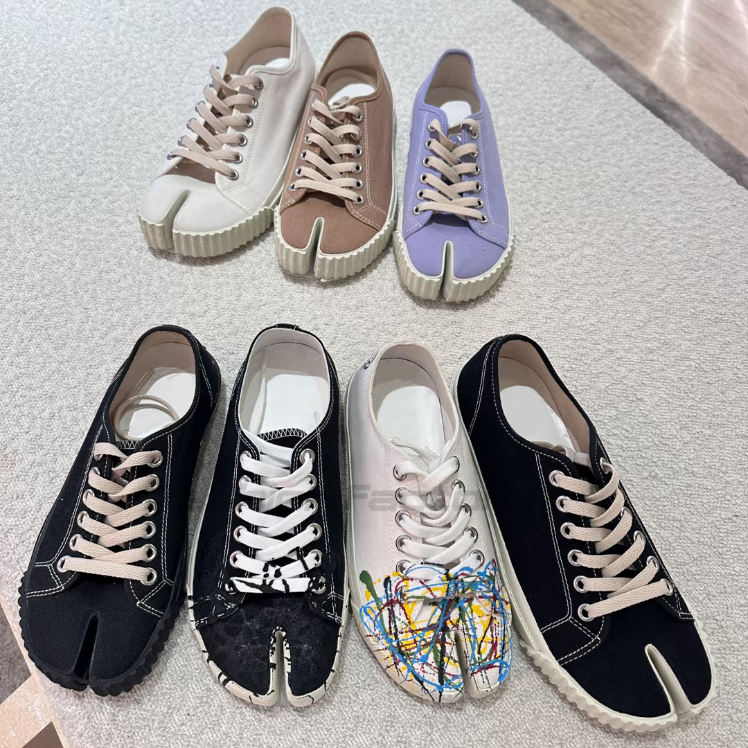 Designer Tabi Casual canvas shoes men women Split-toe shoes lace-up Black white brown Graffiti upper flat trainer Outdoor sneakers size 35-45