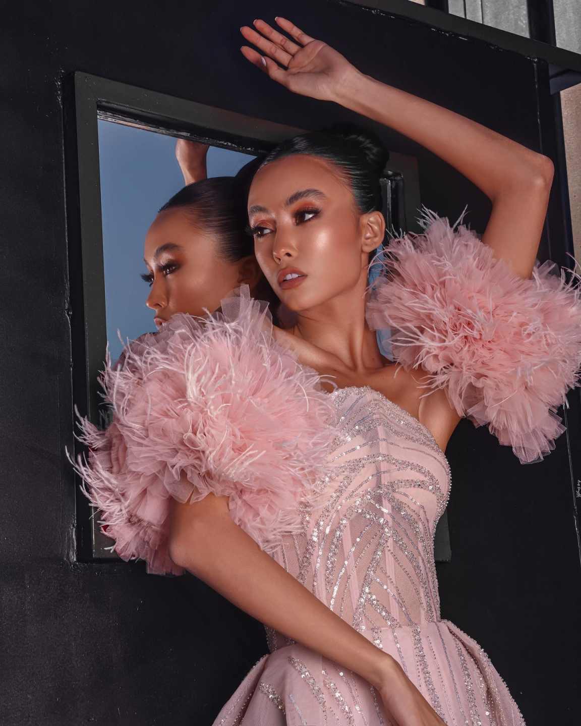 Designer Evening Dresses For Women Strapless Sleeveless Gown Sequins Feather Split Side Sweep Train Dress Party Customized Dress