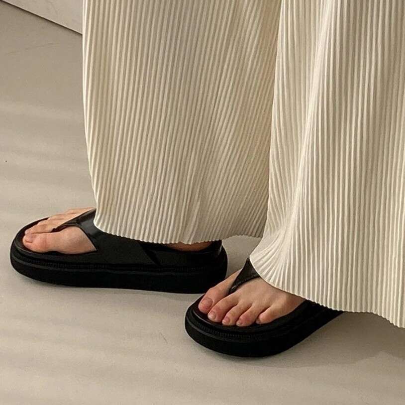 Cowhide Version ~ Korean Style Round Toe Thick Sole Flip-Flops for Women Outdoor Wear 2025 New Summer Height Increasing Sandals