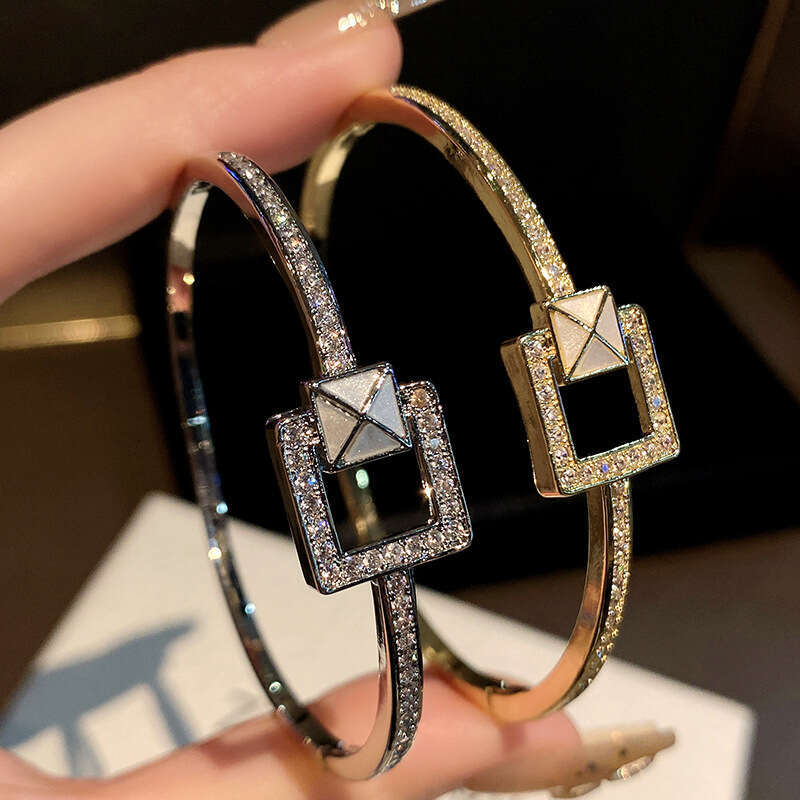New Women's Twist Knot Small Flower with Dia Niche High-end Elegant Bracelet Jewelry with gift box