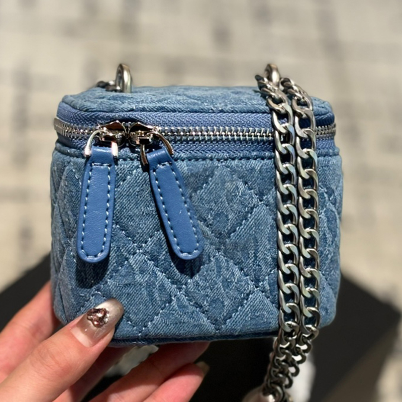 Mini Denim Camellia Cosmetic Bag Box Bag Fashionable Ladies Shoulder Bag Silver Hardware Metal Heart Chain Handbag Crossbody Bag Classic Blue Mirror Wallet 12x10cm
