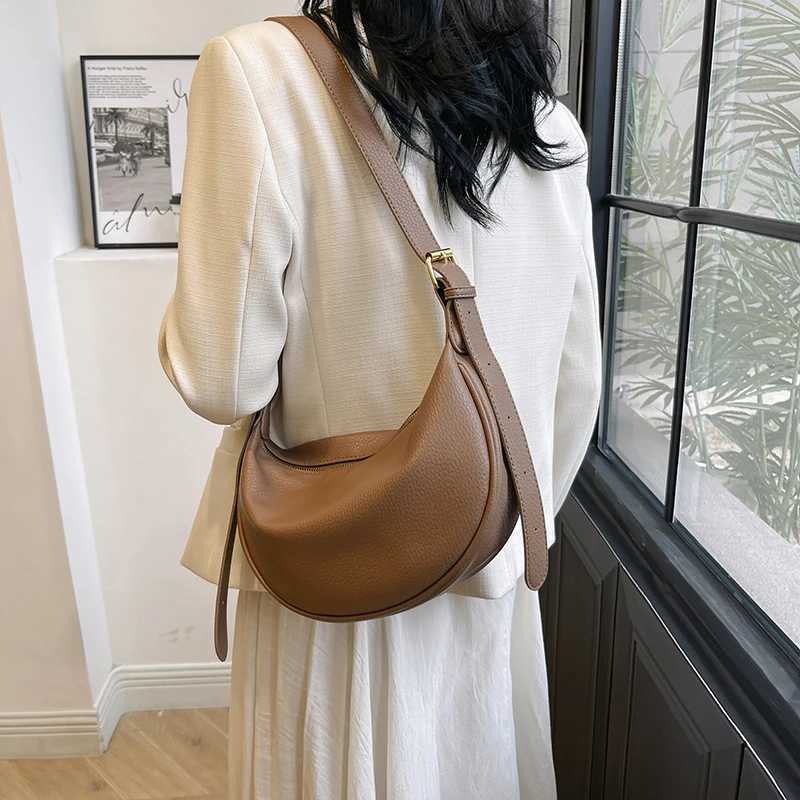 New Fashionable2025 Womens Crossbody Bag Large Capacity Luxury Handbag Solid Soft Shoulder Bag Womens Leisure Travel BagXJ2520528