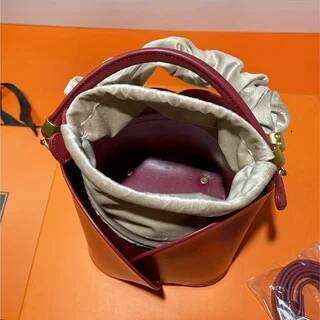 Avant-garde trendy ladies are fashionable and exquisite, high-value, textured, trendy, petal-red, hand-worn bucket bags