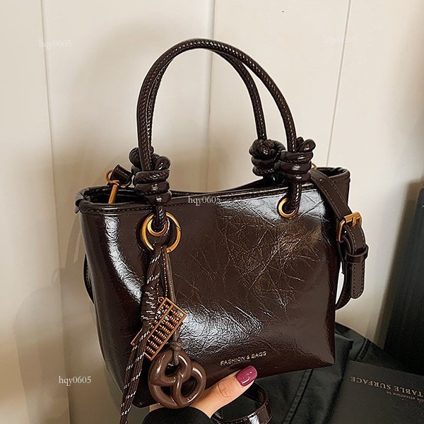 Top quality Brand High Quality New Style Free Delivery Designer Bag Cross-border 2024 Fashion Handheld Bucket Retro Texture Stylish Commuter Crossbody