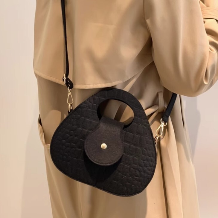 Women s new Korean retro trend embossed crocodile pattern felt handbag women s shoulder crossbody bag trend designer handbag