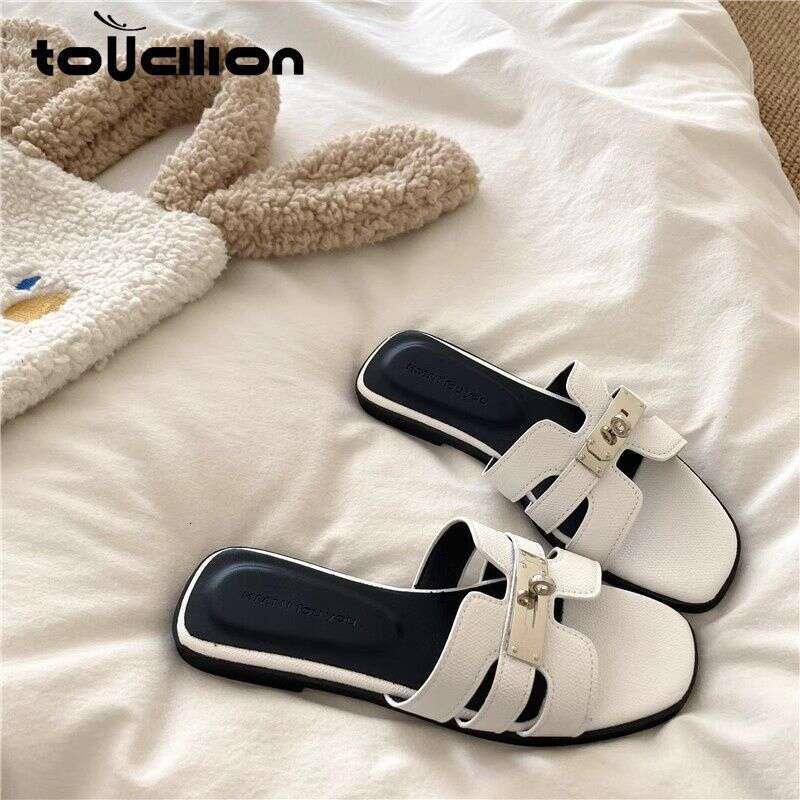 Chinese Silver Small Buckle Women's Flat Slippers Summer New Style Open Toed Vacation Fashionable Outdoor Sandals Luxury Shoes Designer Sandals F