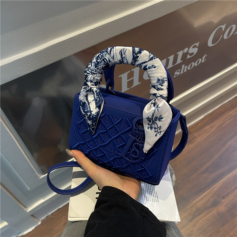 designer bag New with printed diamond grid women's fashionable single shoulder diagonal cross bag, simple and versatile commuting bag