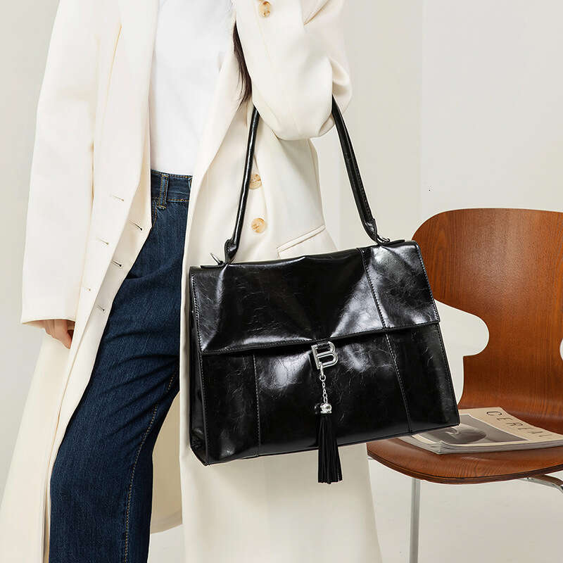 2025 New Single Shoulder Women's Cowboy Handbag Fashion Simple Commuter High end Large Capacity Women's Bag