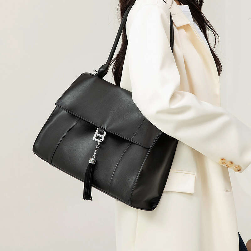 2025 New Single Shoulder Women's Cowboy Handbag Fashion Simple Commuter High end Large Capacity Women's Bag