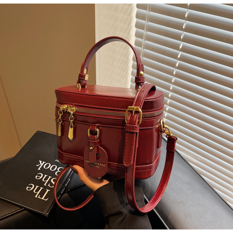 Cross border retro trendy handbag new fashionable casual shoulder bag fashion niche designer cross fashion border fashion crossbody bag