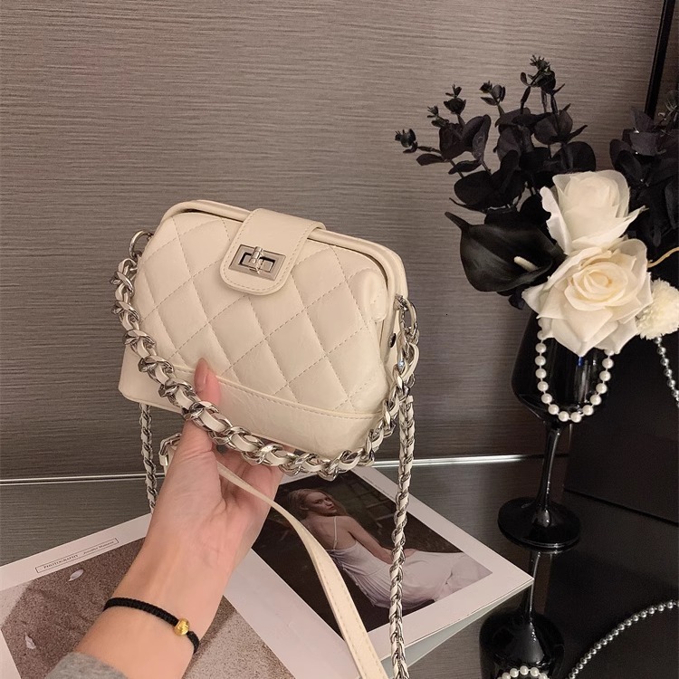 fashion New niche quilted embroidered fashion shell bag fashionable multifunctional commuting crossbody bag designer women s shoulder bag