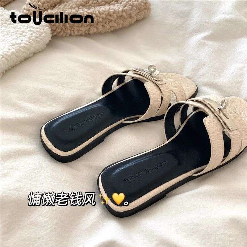 Chinese Silver Small Buckle Women's Flat Slippers Summer New Style Open Toed Vacation Fashionable Outdoor Sandals Luxury Shoes Designer Sandals F