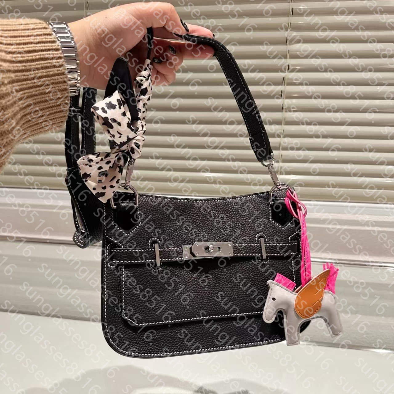 Designer Keychains Horse Keychain Lanyards Charm Paddock Popula Real Leather designer bag charm Pendant Wing Flying Ornament key chain