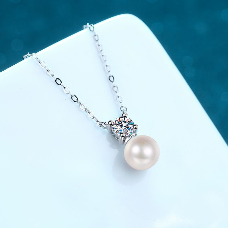 Chic Unisex 925 Fine Silver Necklaces Embellished With Exceptional Fresh Water Pearls And Glittering Man Made Diamond Look