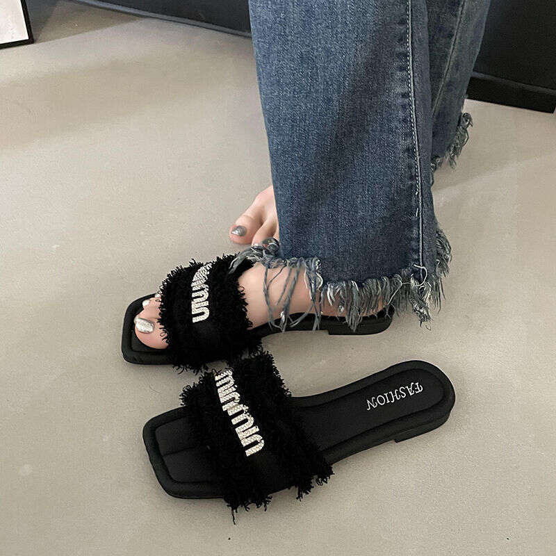 Slippers For Women Summer Wear 2025 New Fashionable Rhinestone Flat Bottomed Straight Drag Casual Lazy Beach Sandals Designer Sandals Free Shipping