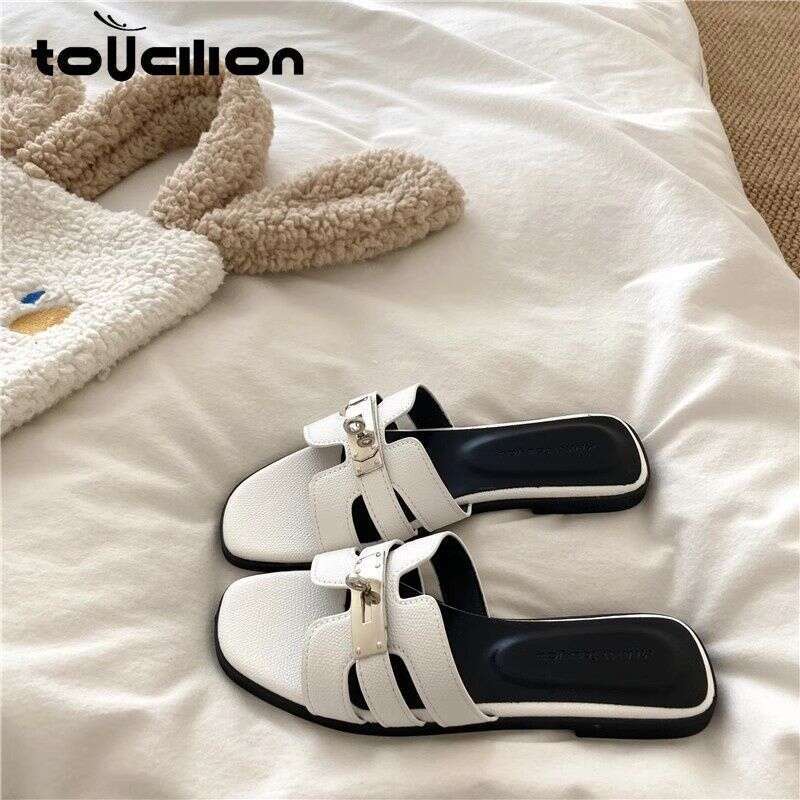 Chinese Silver Small Buckle Women's Flat Slippers Summer New Style Open Toed Vacation Fashionable Outdoor Sandals Luxury Shoes Designer Sandals F