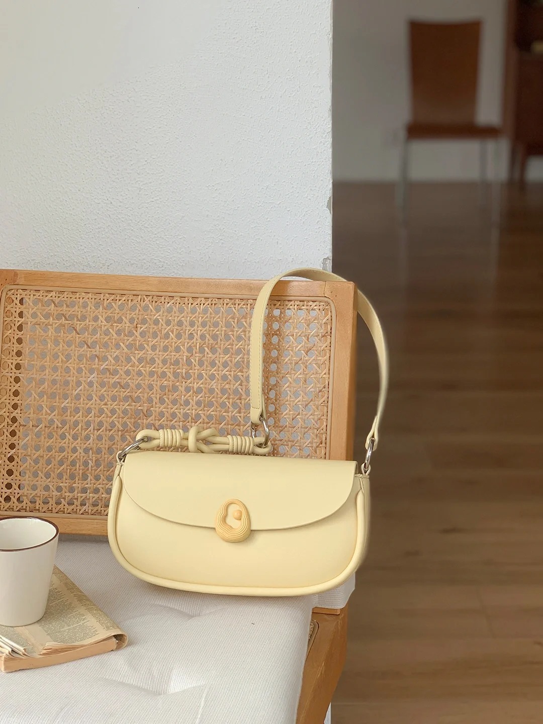 fashion Women s underarm fashionable crossbody bag fashion niche simple fashionable handbag designer fashionable women s shoulder bag