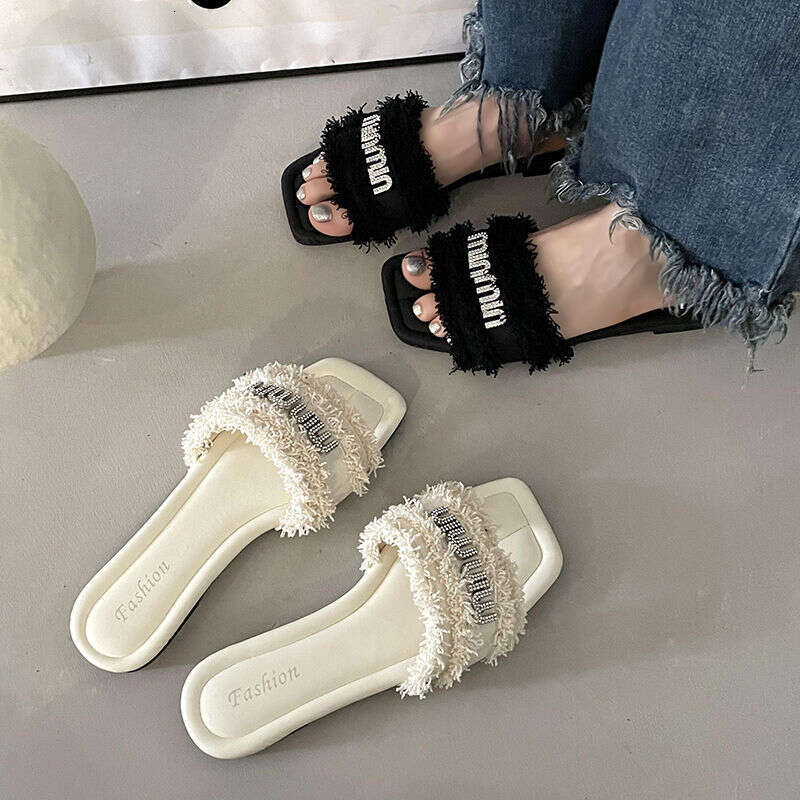 Slippers For Women Summer Wear 2025 New Fashionable Rhinestone Flat Bottomed Straight Drag Casual Lazy Beach Sandals Designer Sandals Free Shipping
